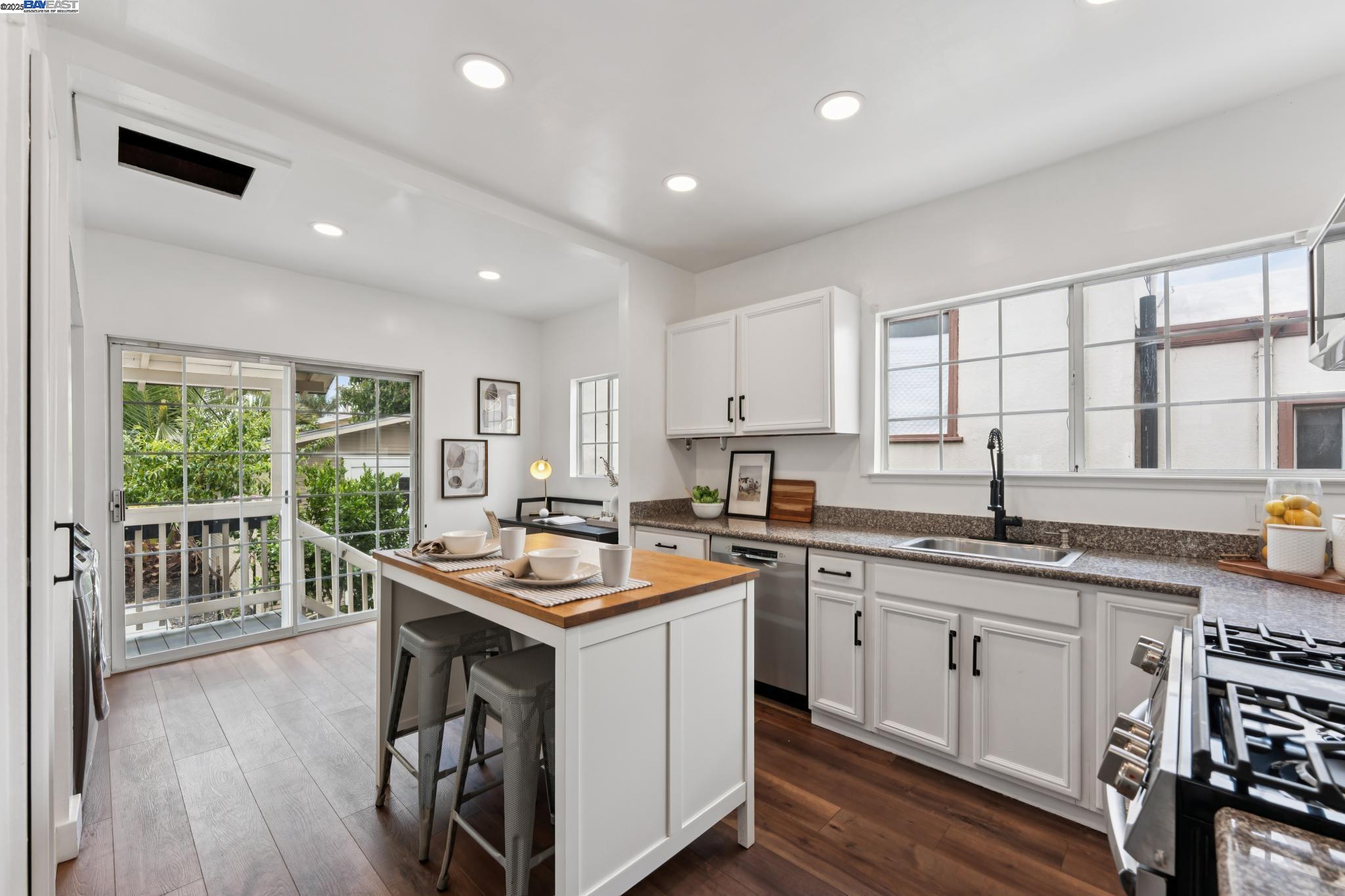 Oakland, California, 94605, United States, 2 Bedrooms Bedrooms, ,1 BathroomBathrooms,Residential,For Sale,1901518