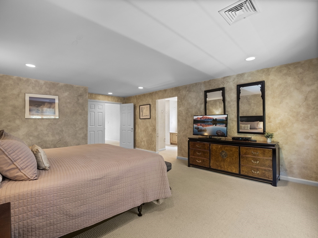 Worcester, Massachusetts, 01609, United States, 3 Bedrooms Bedrooms, ,4 BathroomsBathrooms,Residential,For Sale,1970257