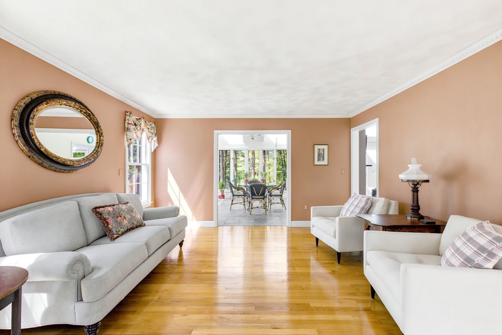 Middleton, Massachusetts, 01949, United States, 4 Bedrooms Bedrooms, ,3 BathroomsBathrooms,Residential,For Sale,2048371