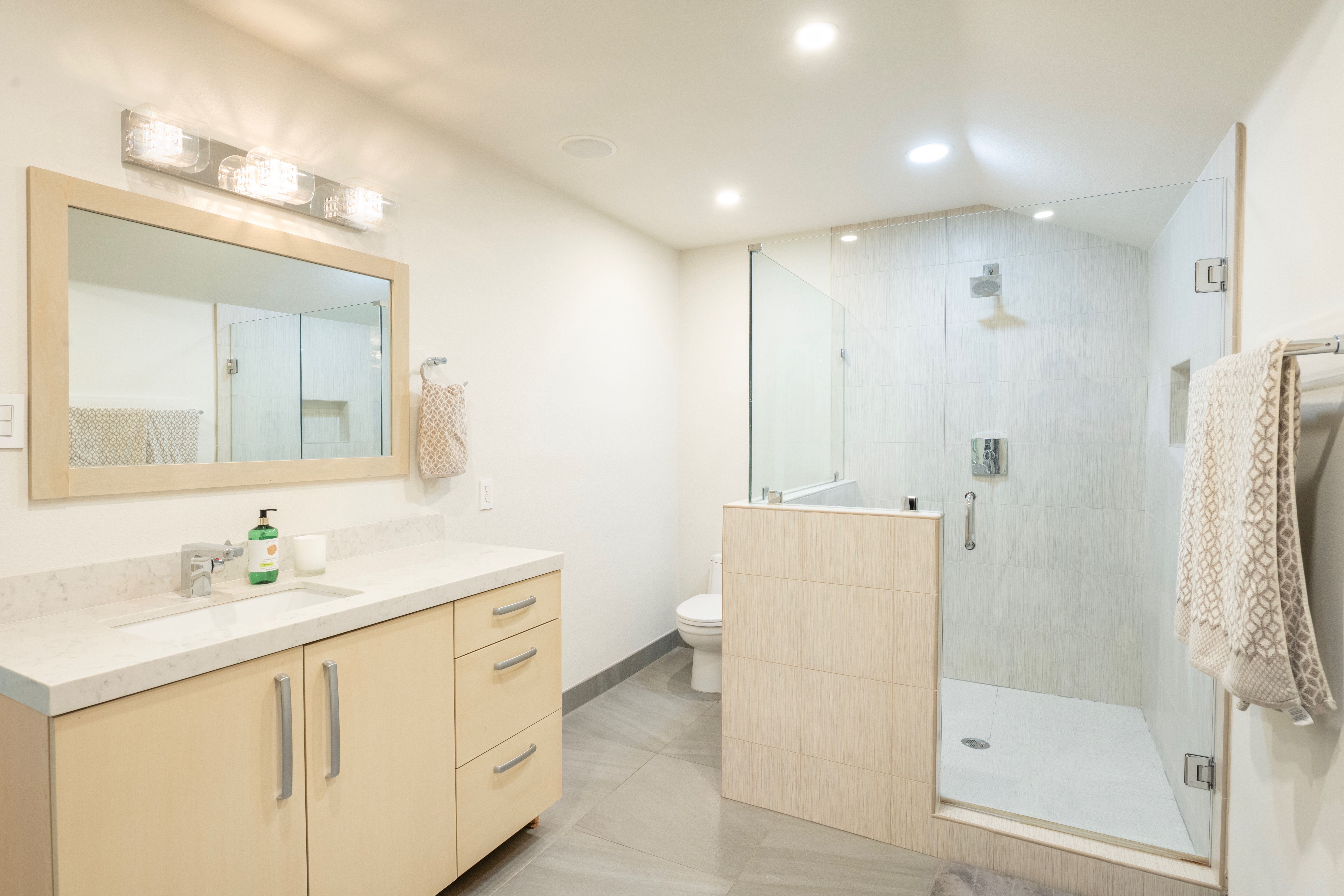  Desirable Corner Lot Home with Back Yard Oasis - 物件實景
