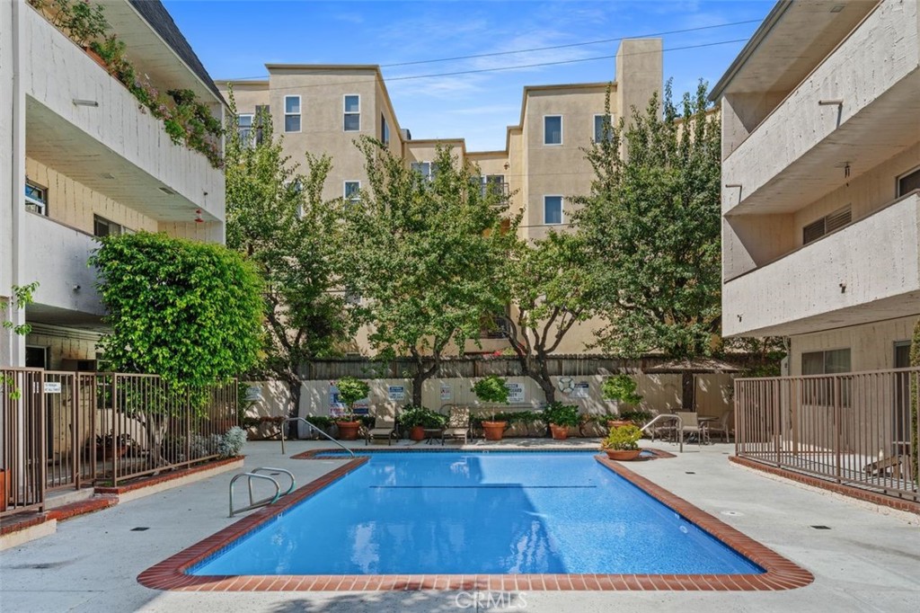 Los Angeles, California, 90025, United States, 2 Bedrooms Bedrooms, ,2 BathroomsBathrooms,Residential,For Sale,1912181