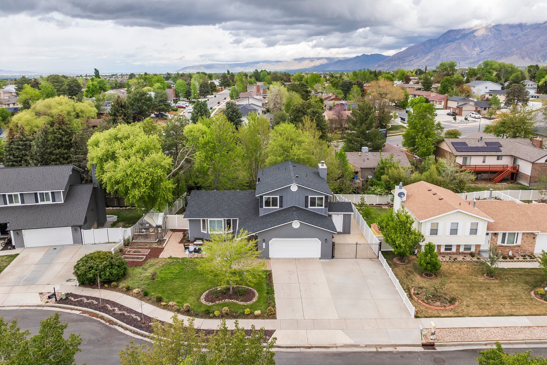  Sandy Gem Near the Canyons with Beautiful Backyard Living - 物件實景
