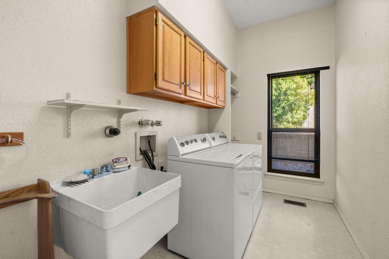 Albuquerque, New Mexico, 87111, United States, 4 Bedrooms Bedrooms, ,3 BathroomsBathrooms,Residential,For Sale,1947395