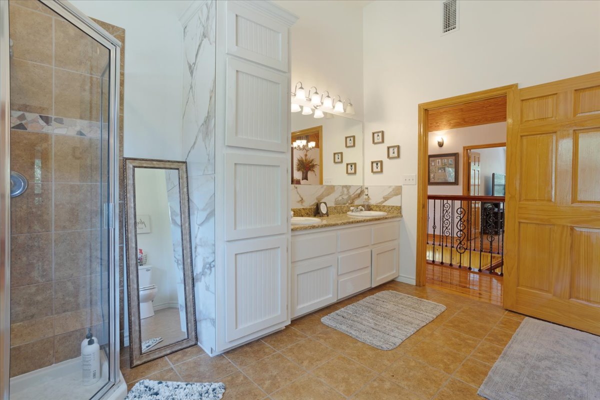 Bonham, Texas, 75418, United States, 6 Bedrooms Bedrooms, ,3 BathroomsBathrooms,Residential,For Sale,1983606