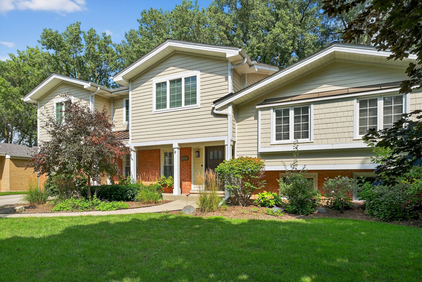 Glenview, Illinois, 60025, United States, 4 Bedrooms Bedrooms, ,3 BathroomsBathrooms,Residential,For Sale,1927417