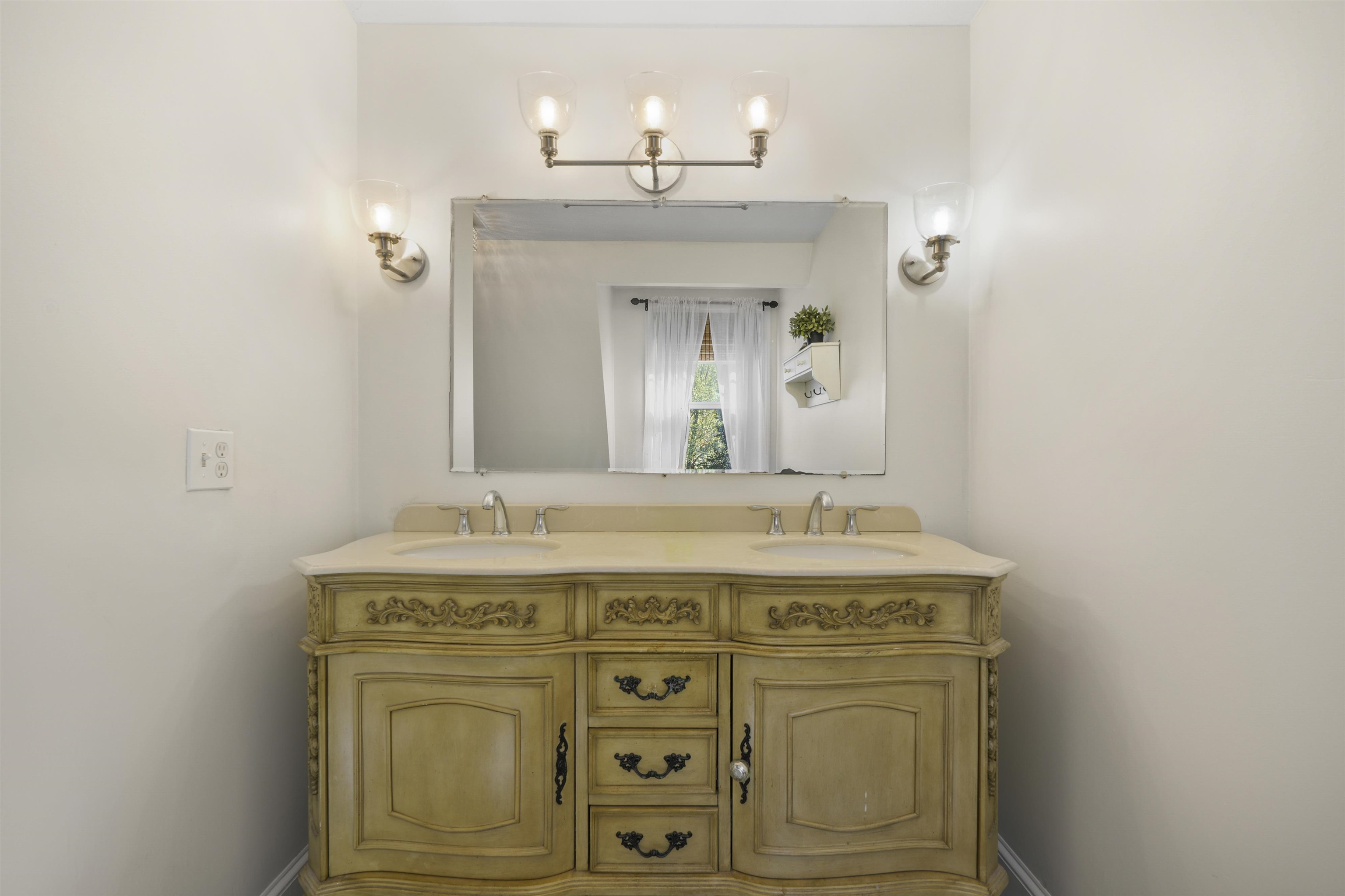 Plaistow, New Hampshire, 03865, United States, 4 Bedrooms Bedrooms, ,3 BathroomsBathrooms,Residential,For Sale,1987491