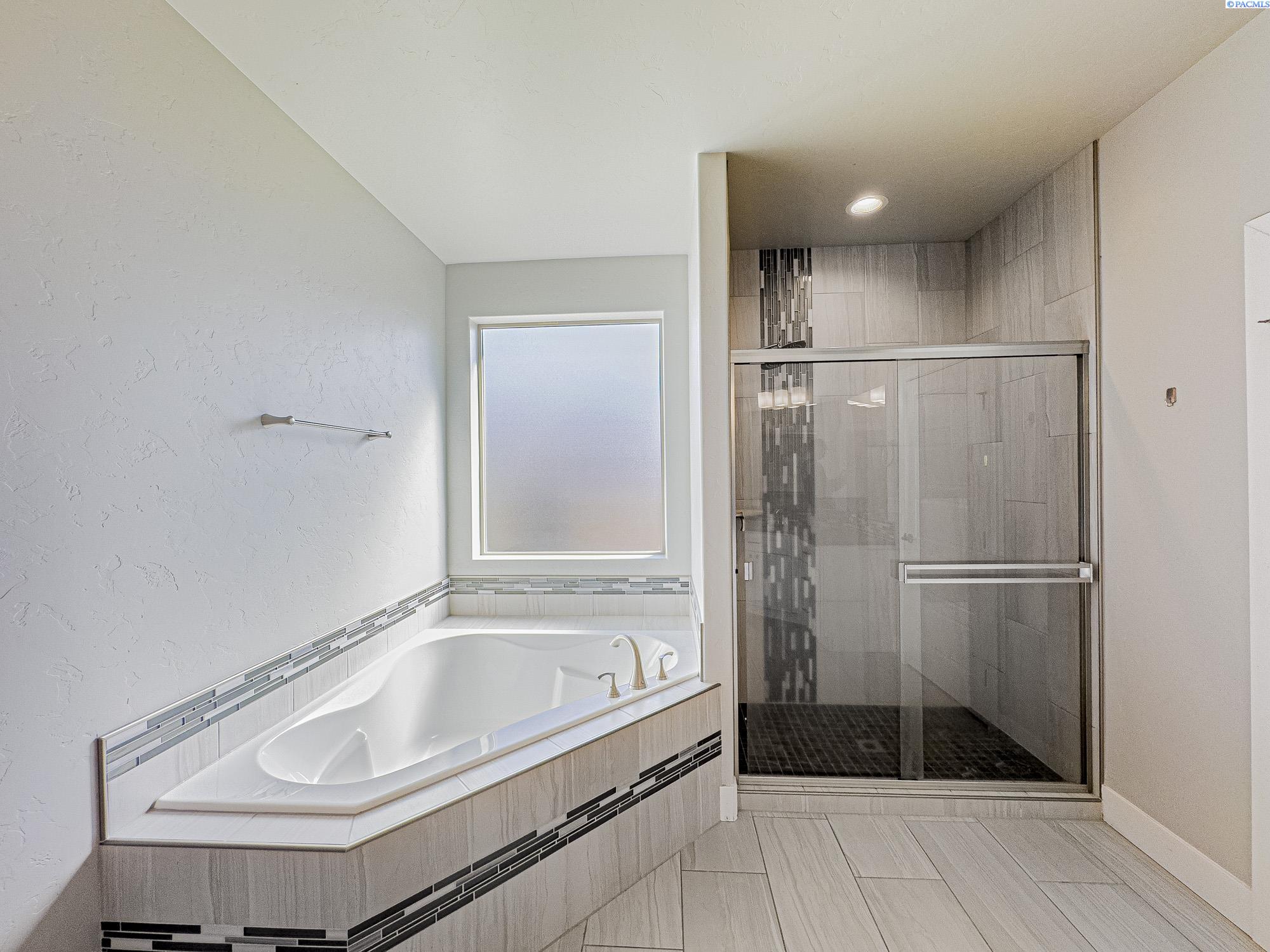 West Richland, Washington, 99353, United States, 5 Bedrooms Bedrooms, ,2 BathroomsBathrooms,Residential,For Sale,1873826
