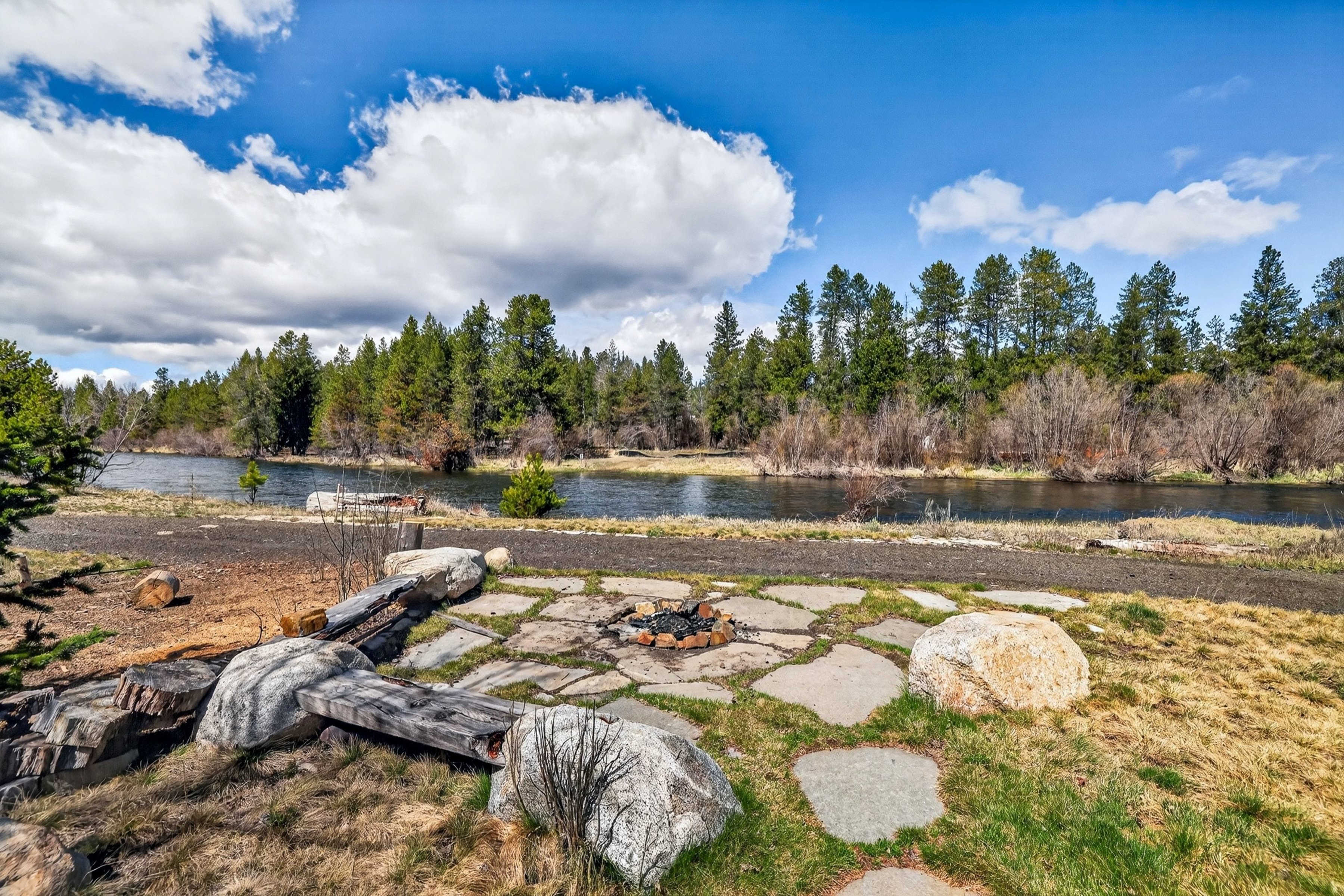  Stunning Home with Payette River Frontage on 2.66 Acres in McCall, Idaho - 物件實景