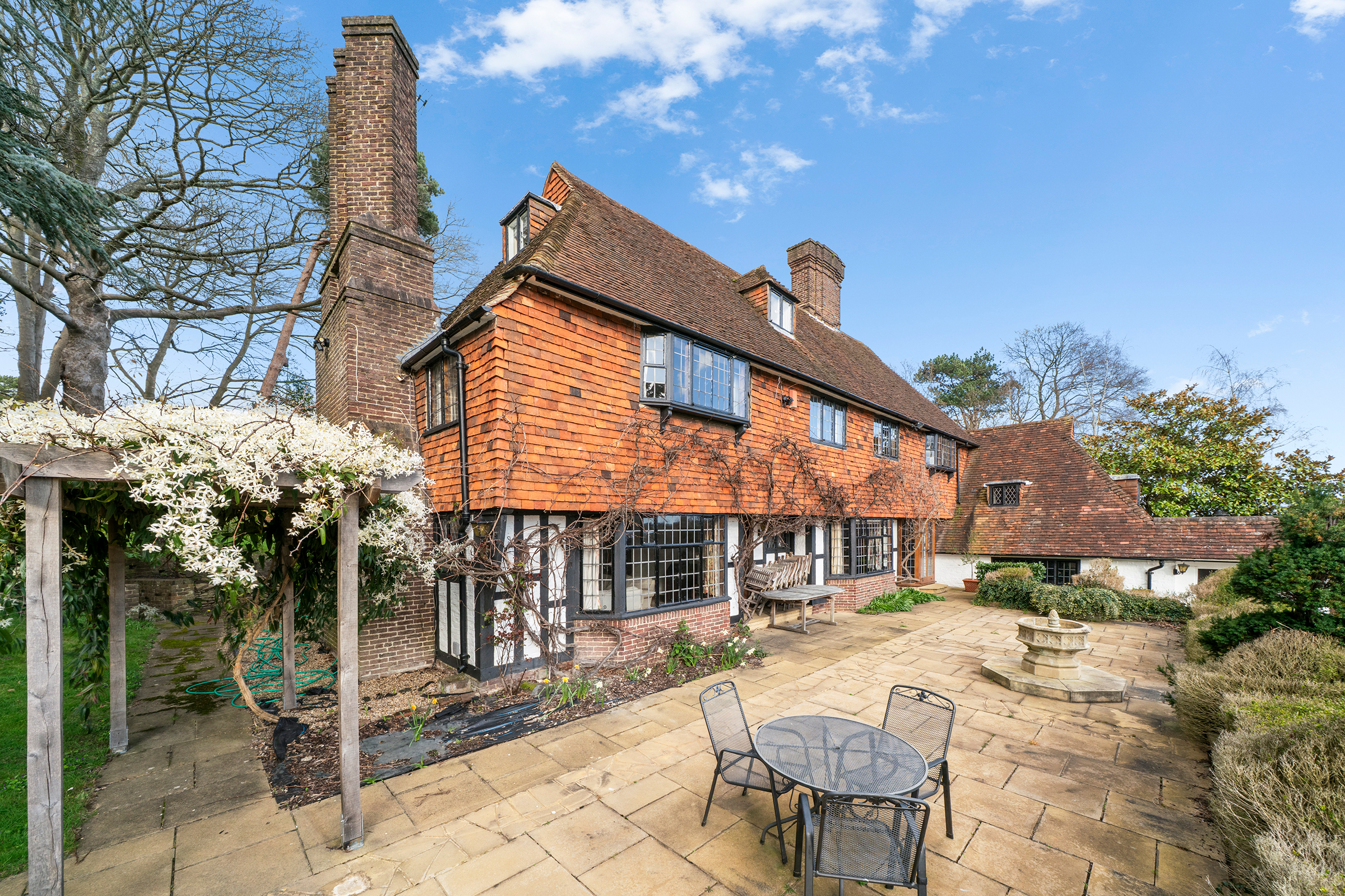  A Handsome House on One of Esher’s Most Coveted Private Roads - 物件實景