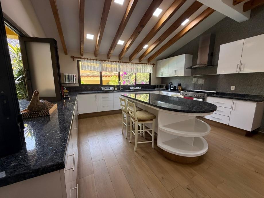 Cuernavaca, Morelos, 62300, Mexico, 6 Bedrooms Bedrooms, ,8 BathroomsBathrooms,Residential,For Sale,1806153