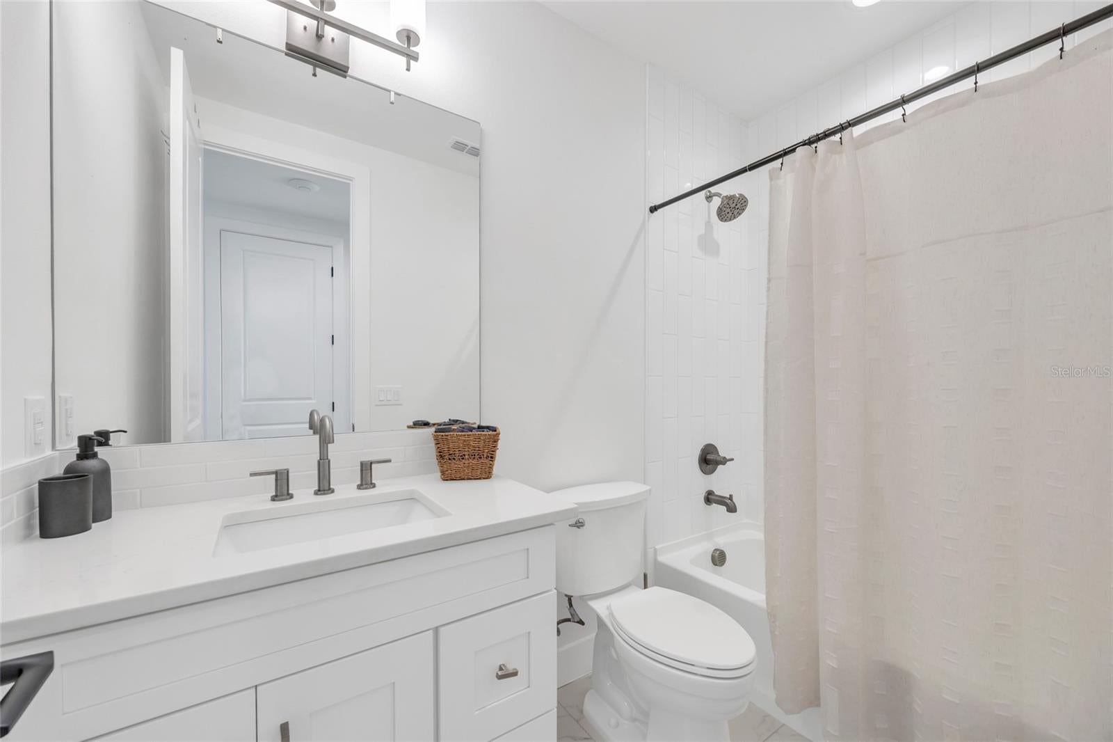 WINTER GARDEN, Florida, 34787, United States, 4 Bedrooms Bedrooms, ,4 BathroomsBathrooms,Residential,For Sale,2014519