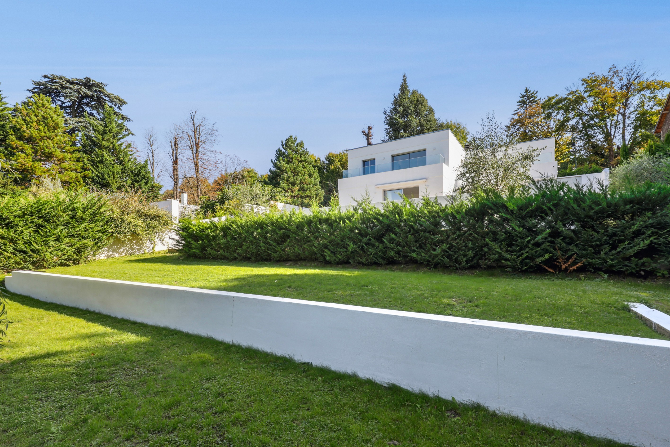  Bougival Town Centre – Contemporary Family Home with Infinity Pool, Expansive T… - 物件實景