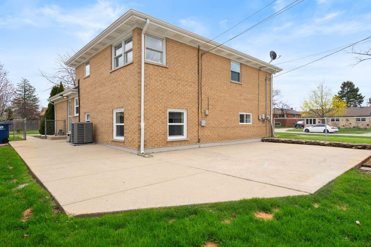 Des Plaines, Illinois, 60016, United States, 4 Bedrooms Bedrooms, ,2 BathroomsBathrooms,Residential,For Sale,1826836