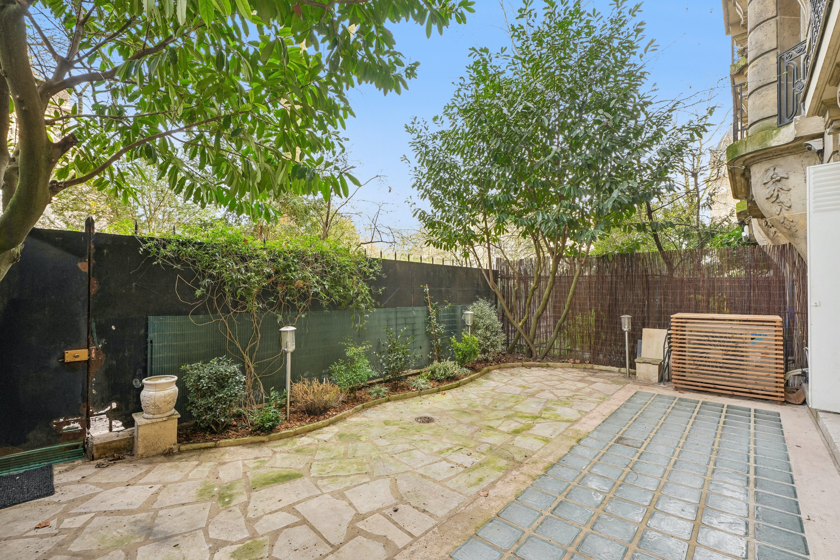 Off-Market – Exceptional Garden-Level Apartment Facing the Eiffel Tower - 物件實景