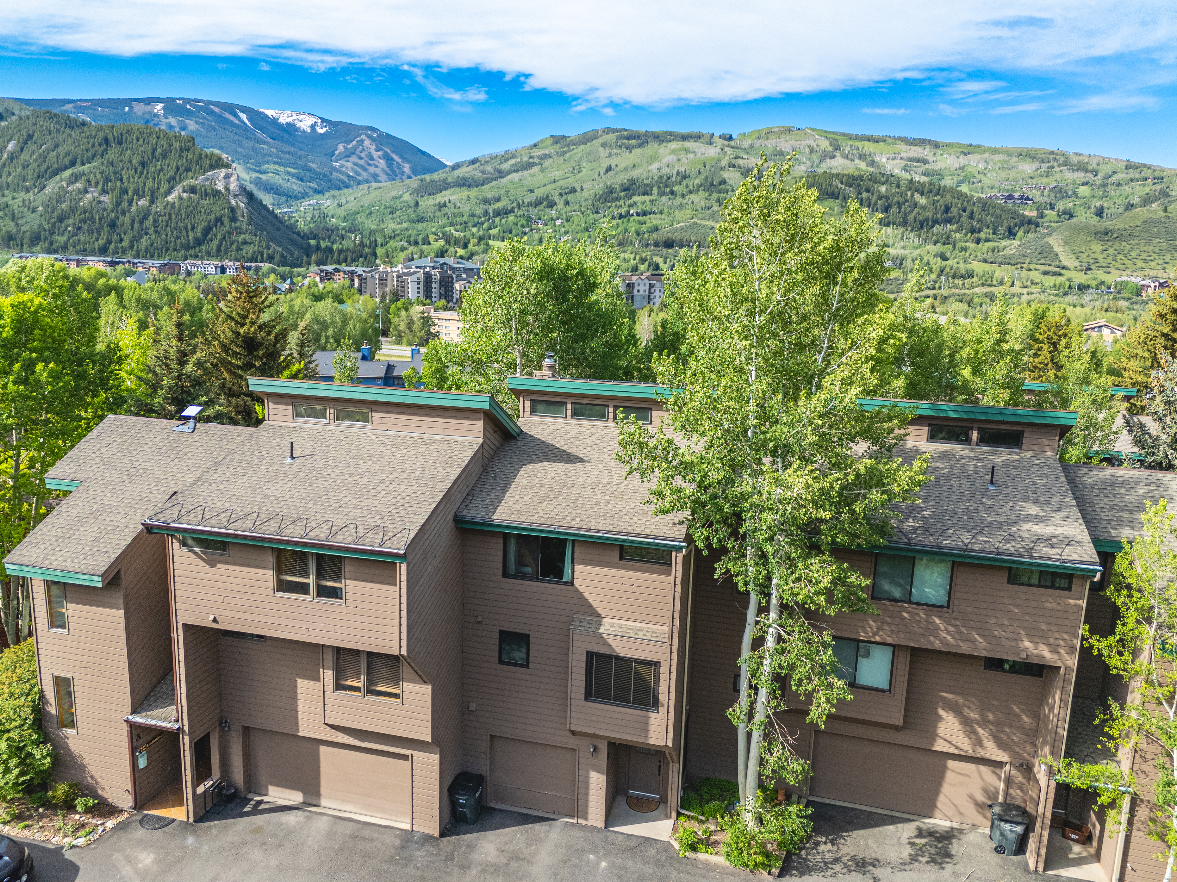  Mountain Comfort Tucked into a Serene Hillside Setting in the Heart of Avon - 物件實景