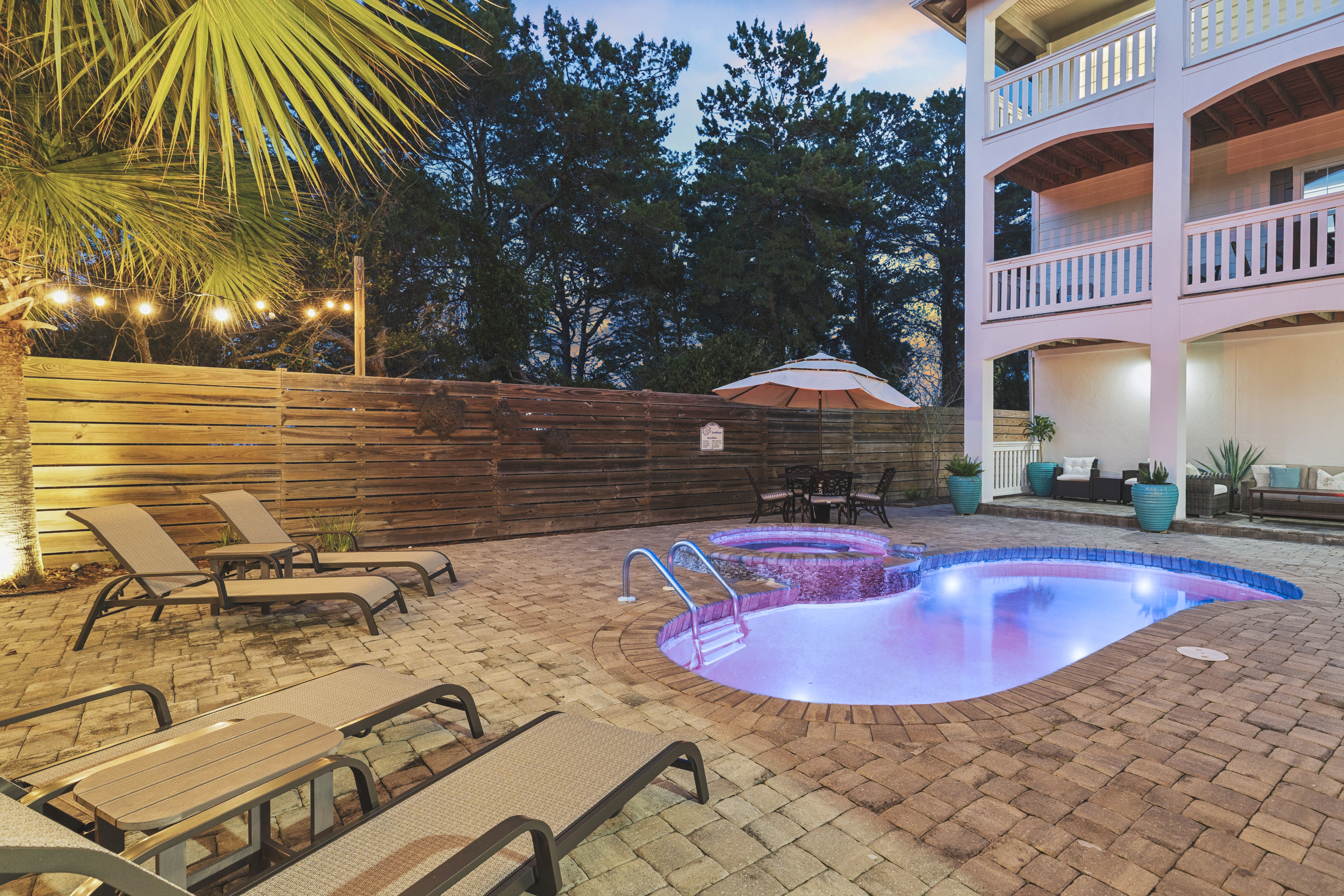  Updated Coastal Retreat With Courtyard Pool And Carriage House - 物件實景