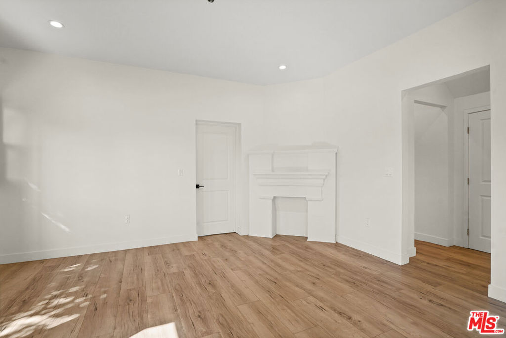 Los Angeles, California, 90007, United States, 5 Bedrooms Bedrooms, ,3 BathroomsBathrooms,Residential,For Sale,1975111