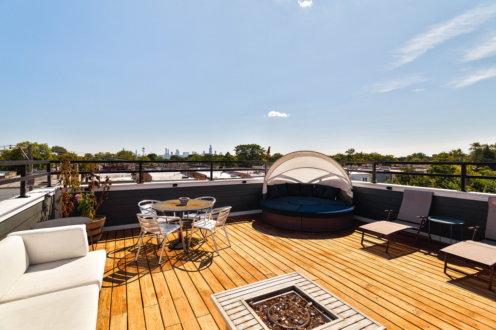 Chicago, Illinois, 60651, United States, 5 Bedrooms Bedrooms, ,6 BathroomsBathrooms,Residential,For Sale,1988146