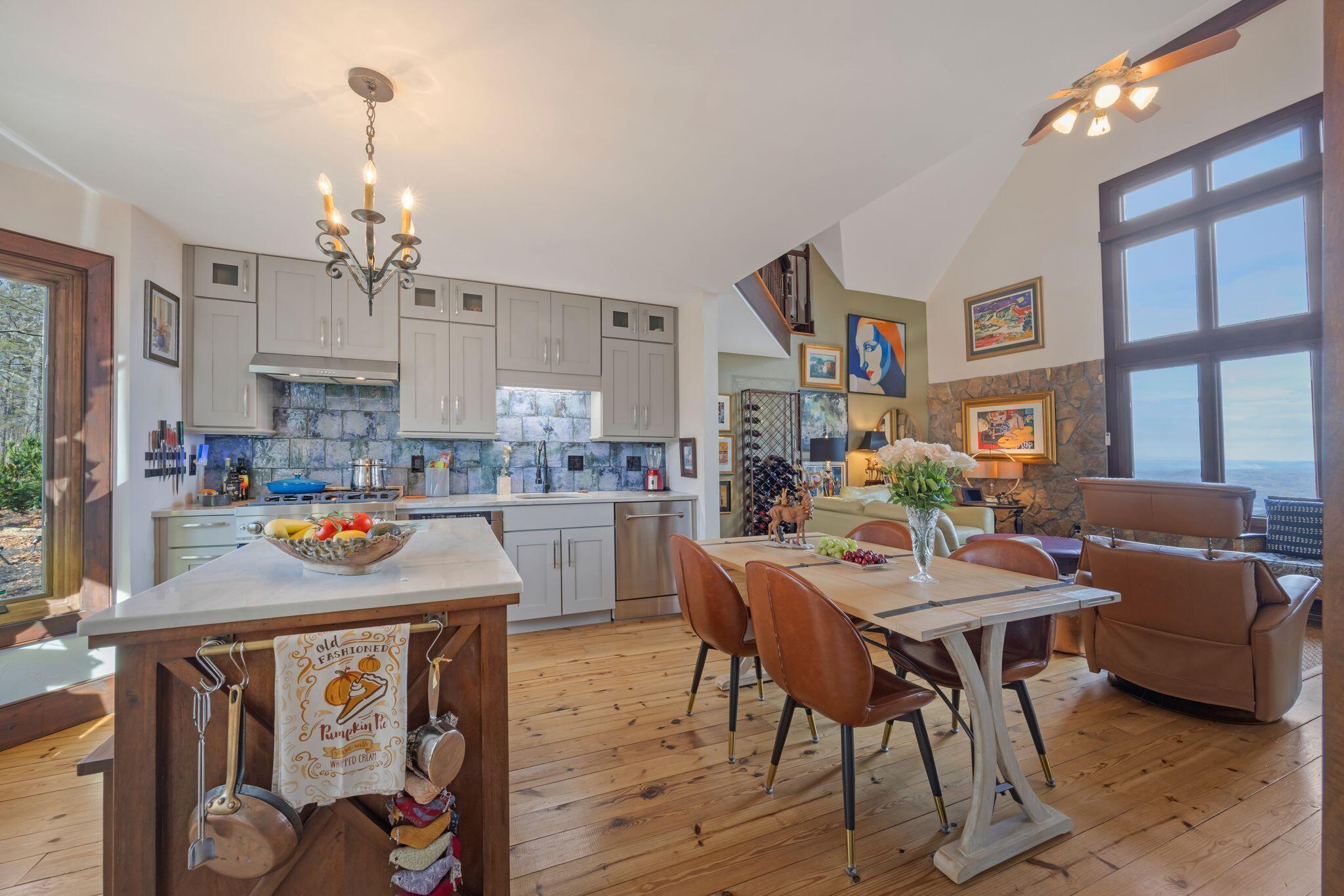 Rising Fawn, Georgia, 30738, United States, 2 Bedrooms Bedrooms, ,2 BathroomsBathrooms,Residential,For Sale,1995389