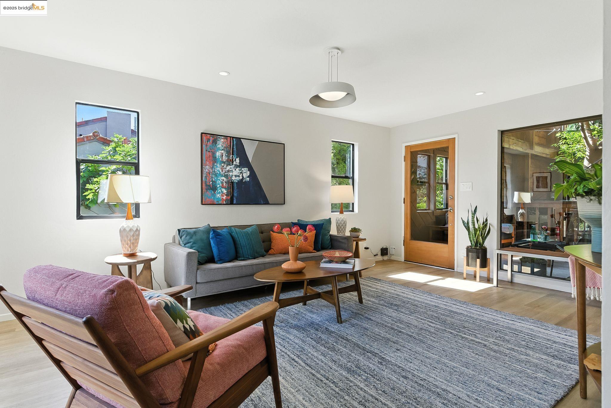 Oakland, California, 94618, United States, 2 Bedrooms Bedrooms, ,1 BathroomBathrooms,Residential,For Sale,1925064