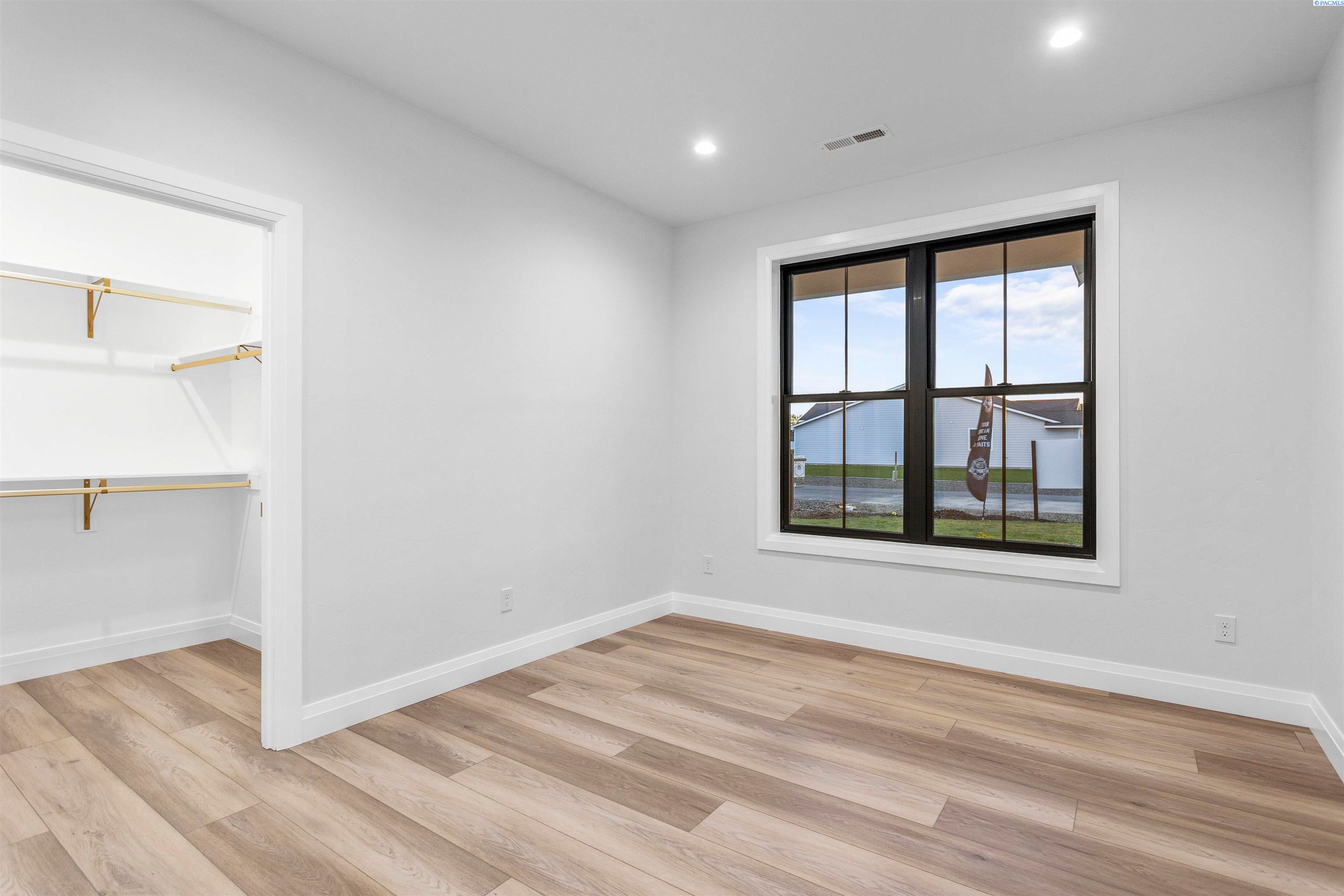 Pasco, Washington, 99301, United States, 5 Bedrooms Bedrooms, ,3 BathroomsBathrooms,Residential,For Sale,1765615