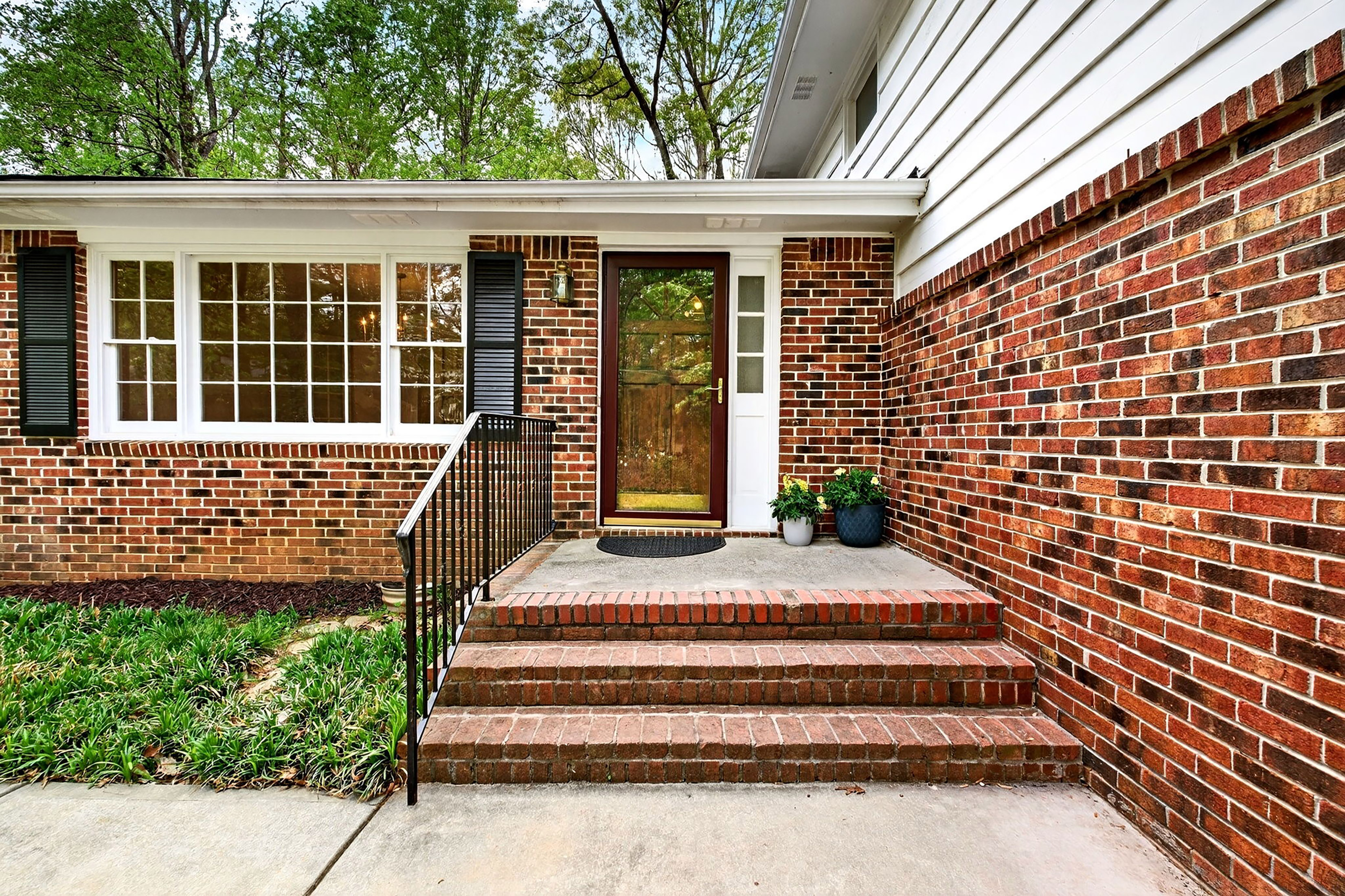  Thoughtfully Expanded and Updated Dunwoody Home on Wooded 0.82+/- Acre Lot - 物件實景