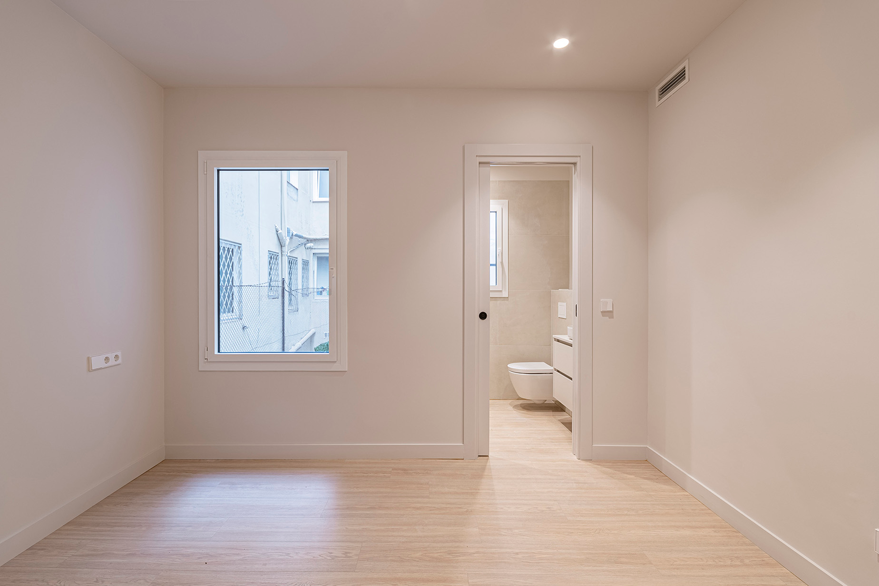  Fantastic renovated flat with large garden at the living room level - 物件實景