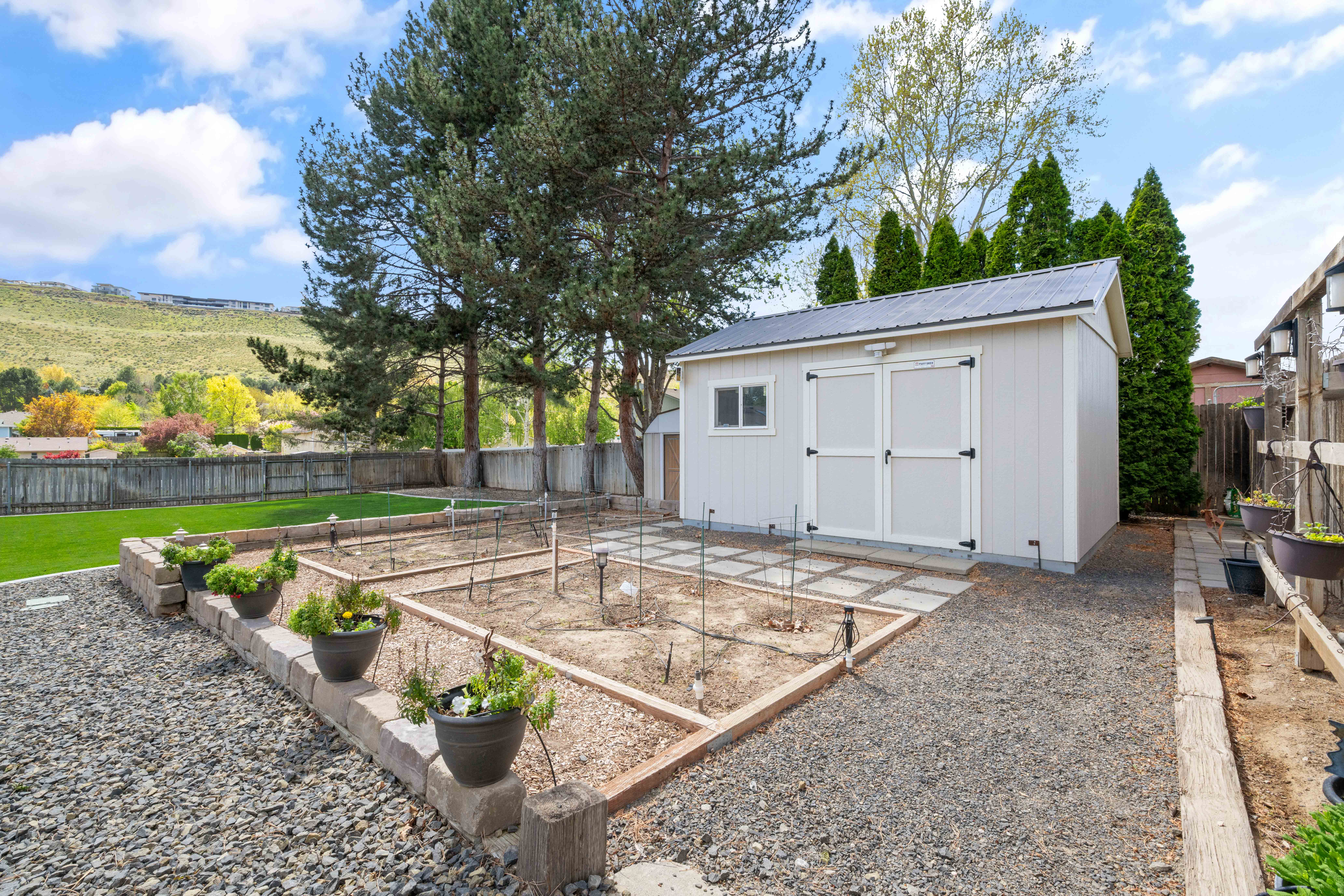  ROOM FOR SHOP/ POOL. IMMACULATELY CARED FOR HOME - 物件實景