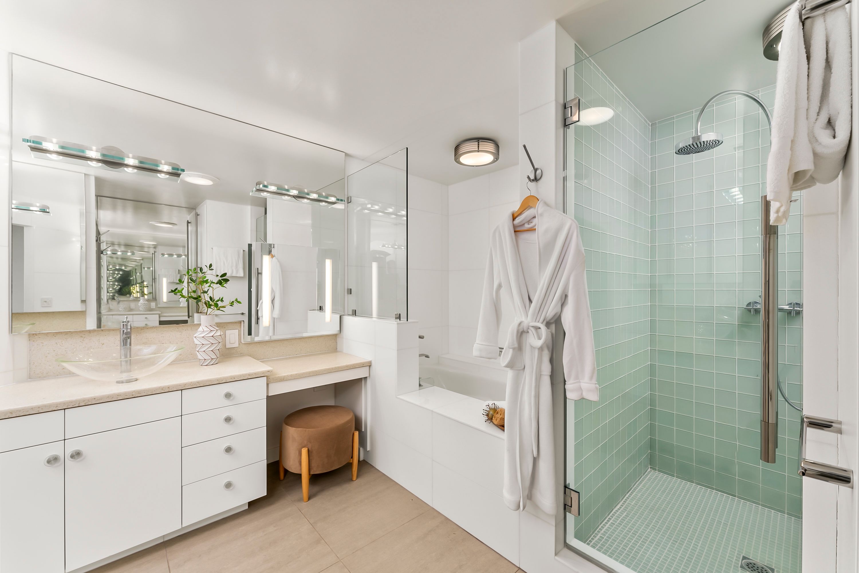  River Views • Pool • A Striking Estate That Makes a Statement - 物件實景