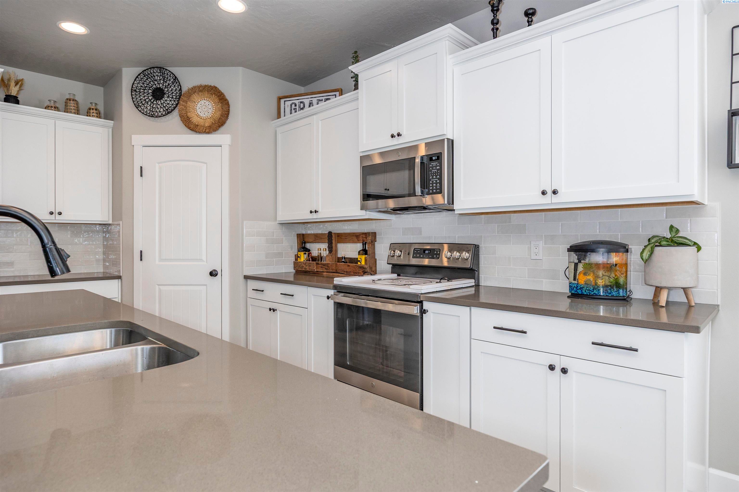 Kennewick, Washington, 99338, United States, 5 Bedrooms Bedrooms, ,3 BathroomsBathrooms,Residential,For Sale,1984207