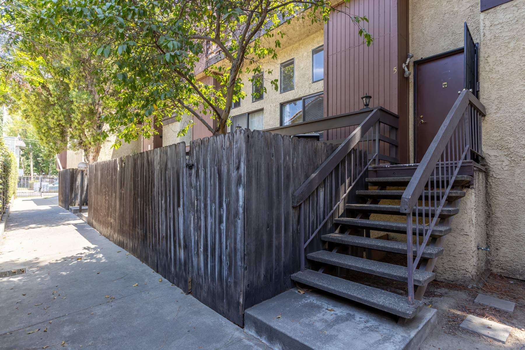  9131 Burnet Avenue, #5 - 物件實景