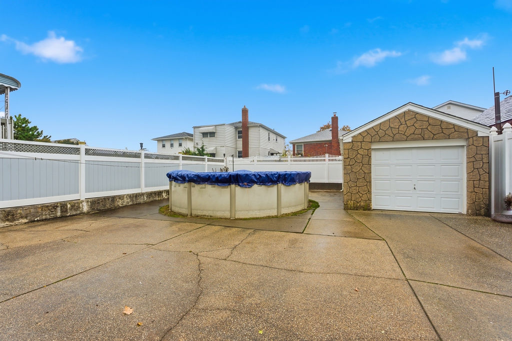 Howard Beach, New York, 11414, United States, 4 Bedrooms Bedrooms, ,1 BathroomBathrooms,Residential,For Sale,1986099