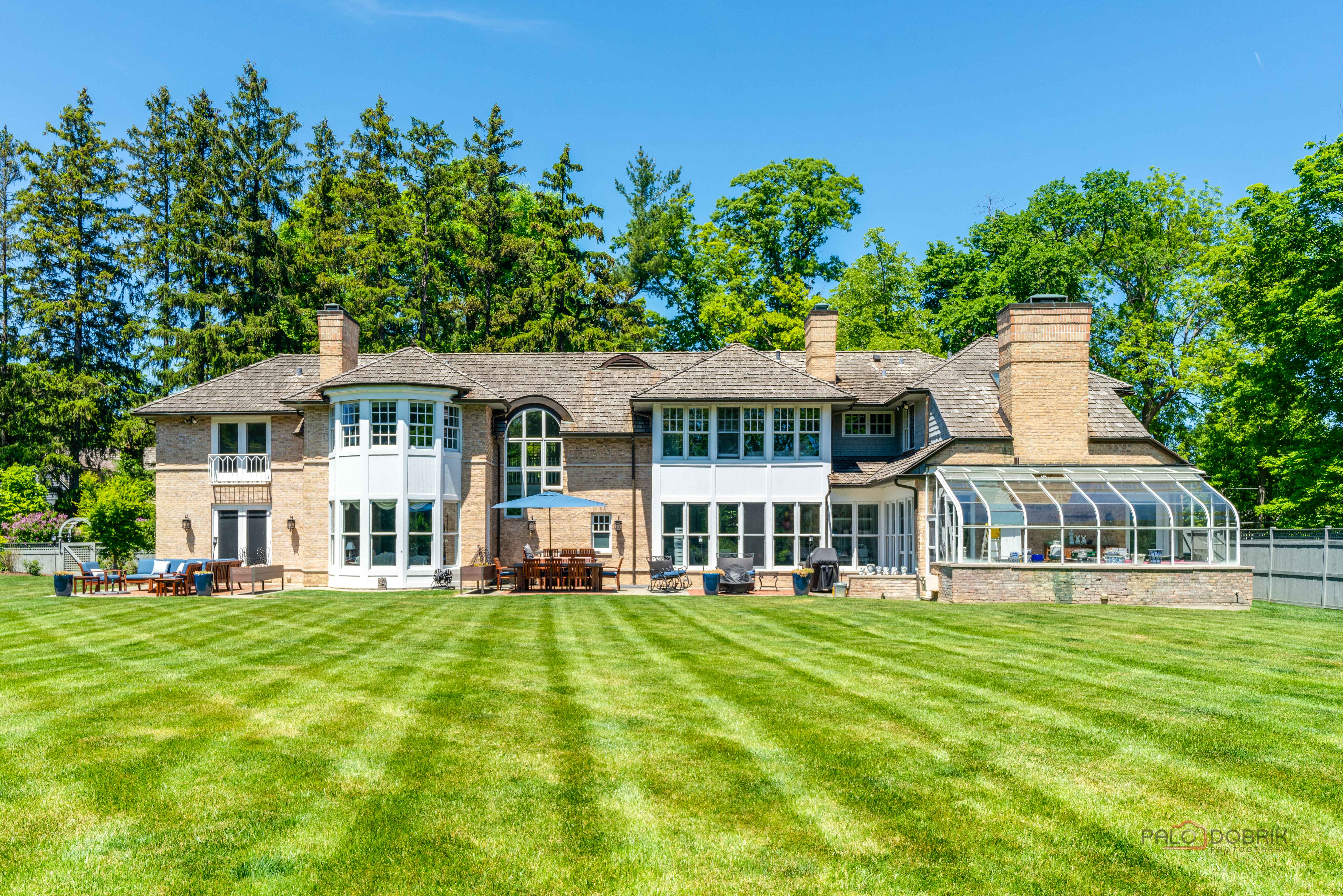  Timeless Architecture, Exceptional Privacy, and Beautifully Landscaped Grounds - 物件實景