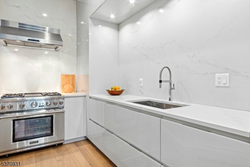 Jersey City, New Jersey, 07302, United States, 1 Bedroom Bedrooms, ,2 BathroomsBathrooms,Residential,For Sale,1942665