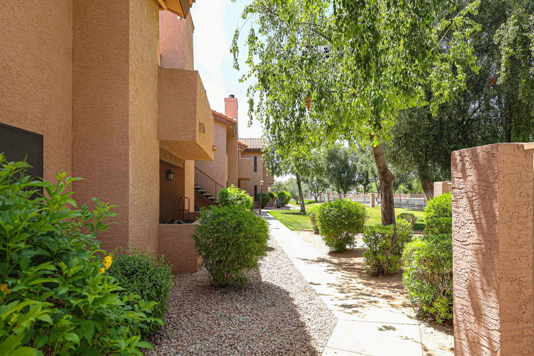  1075 E Chandler Boulevard  Chandler, AZ - 物件實景