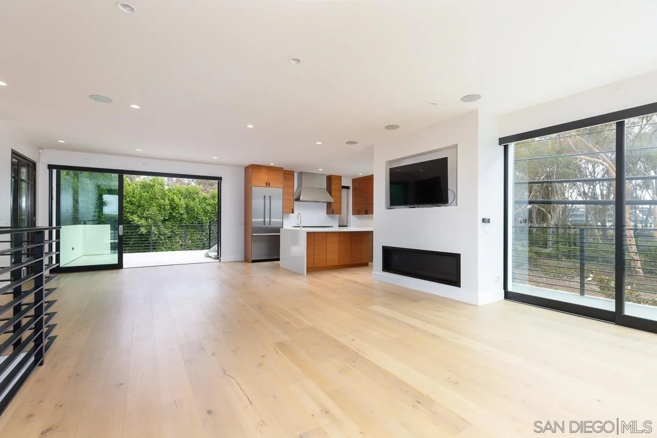 La Jolla, California, 92037, United States, 4 Bedrooms Bedrooms, ,3 BathroomsBathrooms,Residential,For Sale,1992074