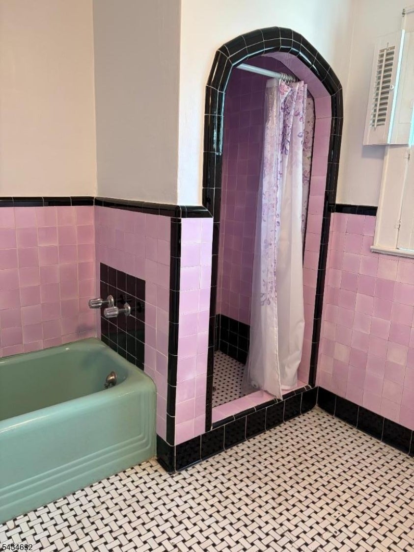 Bloomfield Twp., New Jersey, 07003, United States, 3 Bedrooms Bedrooms, ,1 BathroomBathrooms,Residential,For Sale,2048064