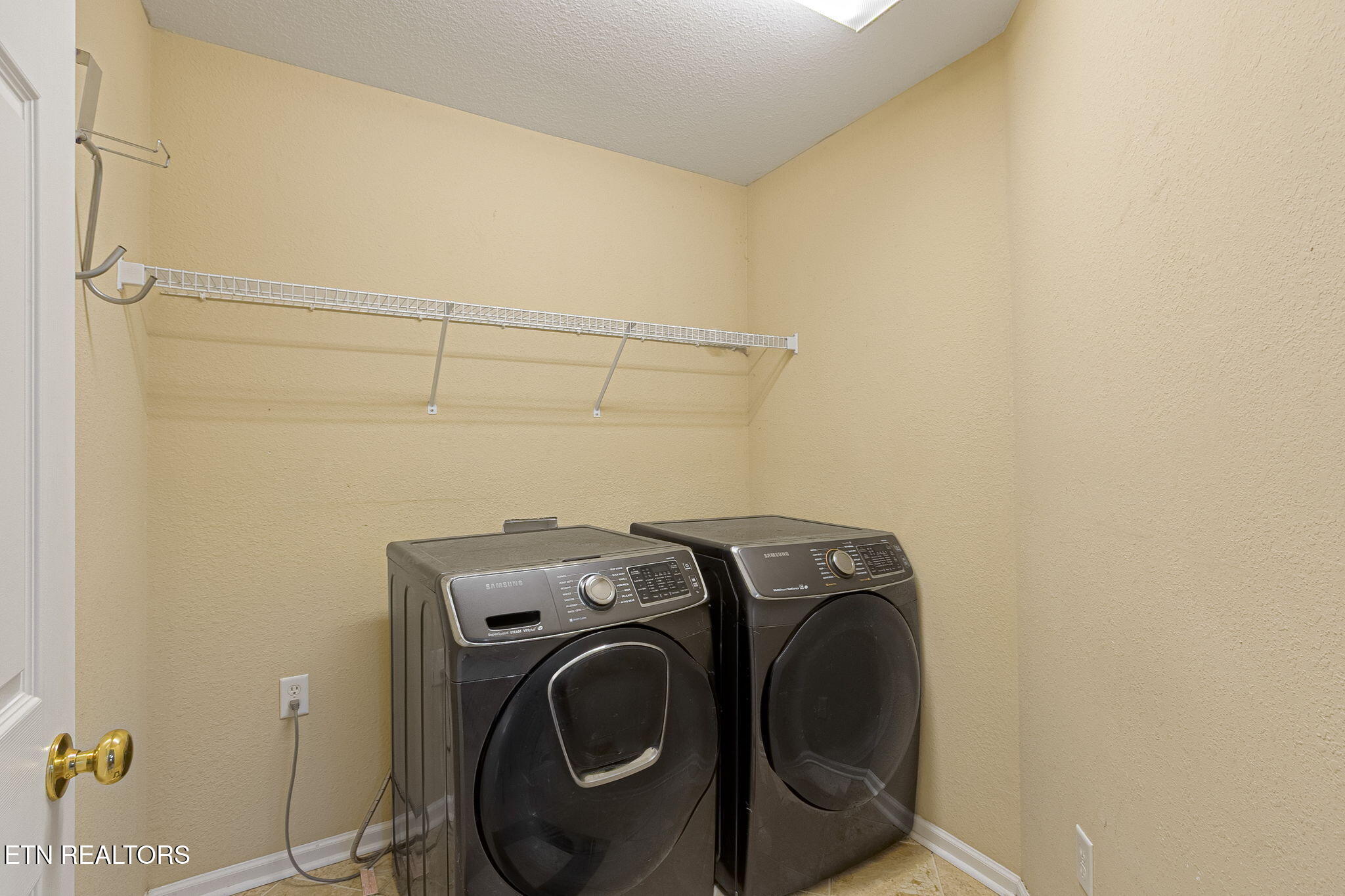 Knoxville, Tennessee, 37932, United States, 4 Bedrooms Bedrooms, ,4 BathroomsBathrooms,Residential,For Sale,1975701