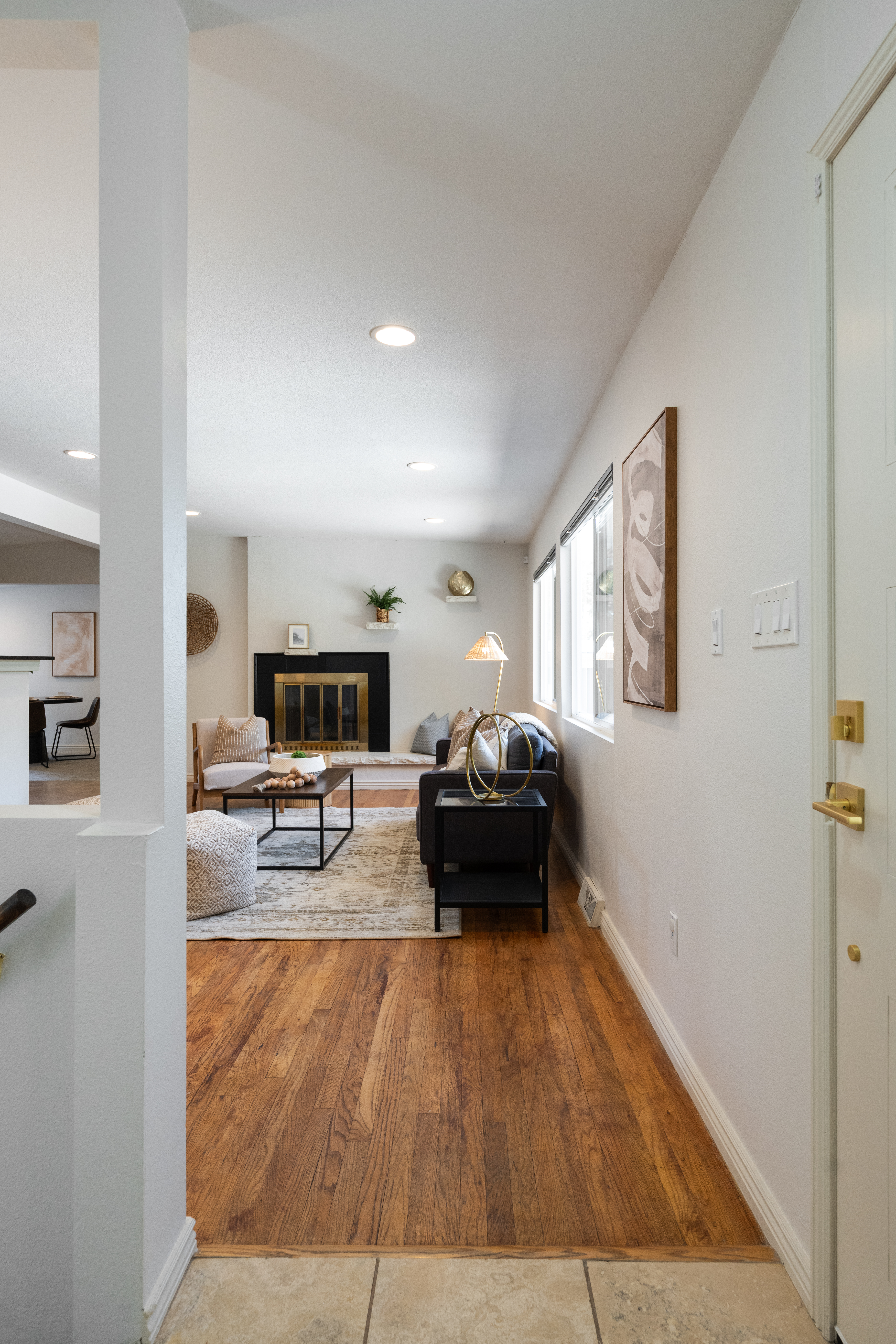  Beautiful mid-century modern home offering the perfect blend - 物件實景