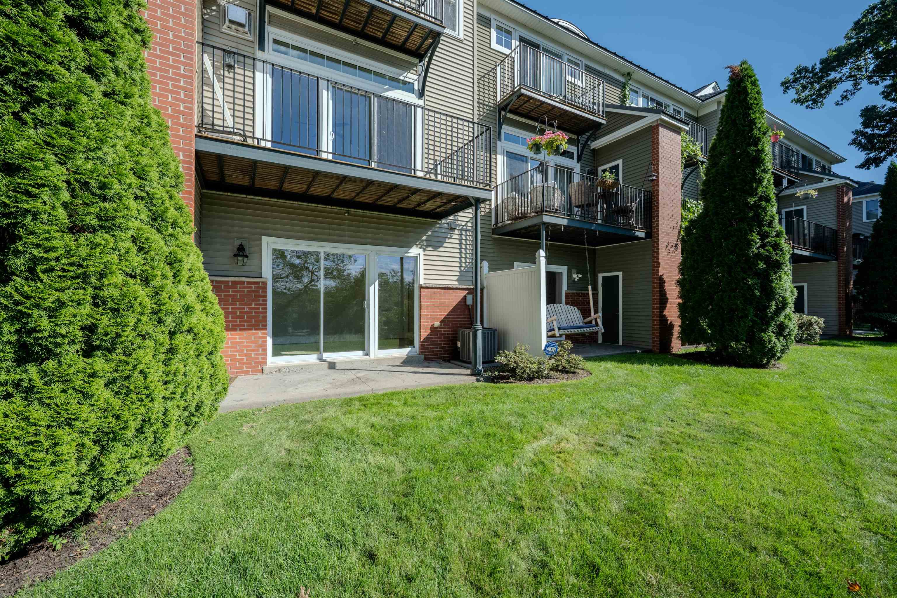Manchester, New Hampshire, 03101, United States, 2 Bedrooms Bedrooms, ,1 BathroomBathrooms,Residential,For Sale,1933144