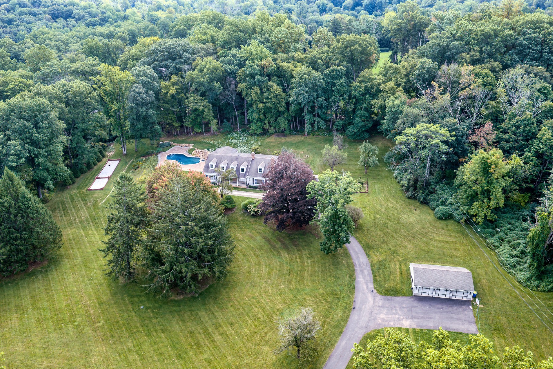  Updated Custom Colonial Home Brings Private Natural Setting Into Daily Life - 物件實景