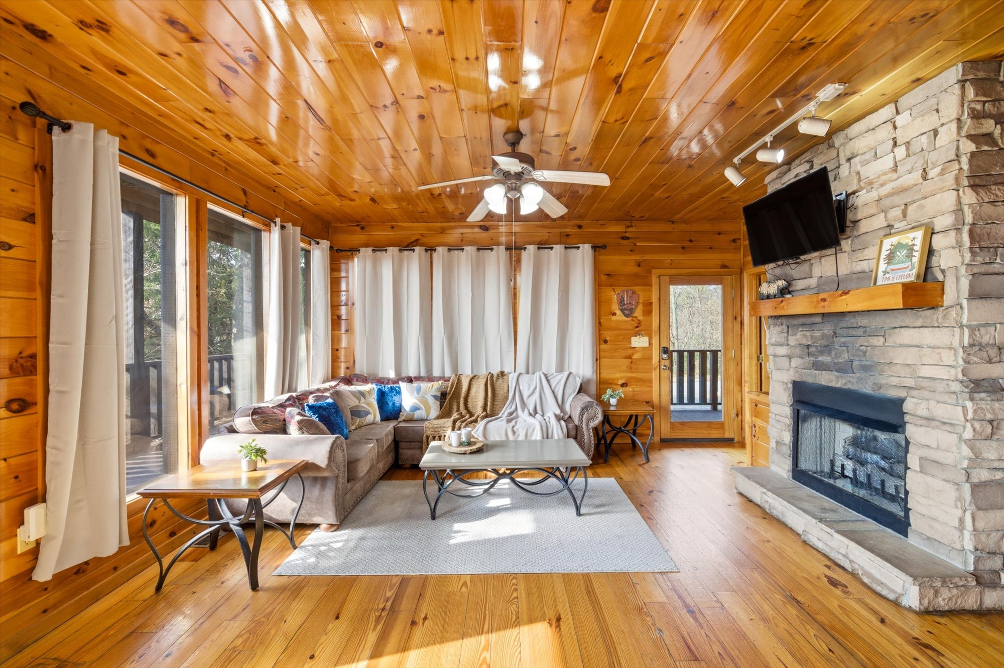 Sevierville, Tennessee, 37876-3406, United States, 3 Bedrooms Bedrooms, ,5 BathroomsBathrooms,Residential,For Sale,2049447