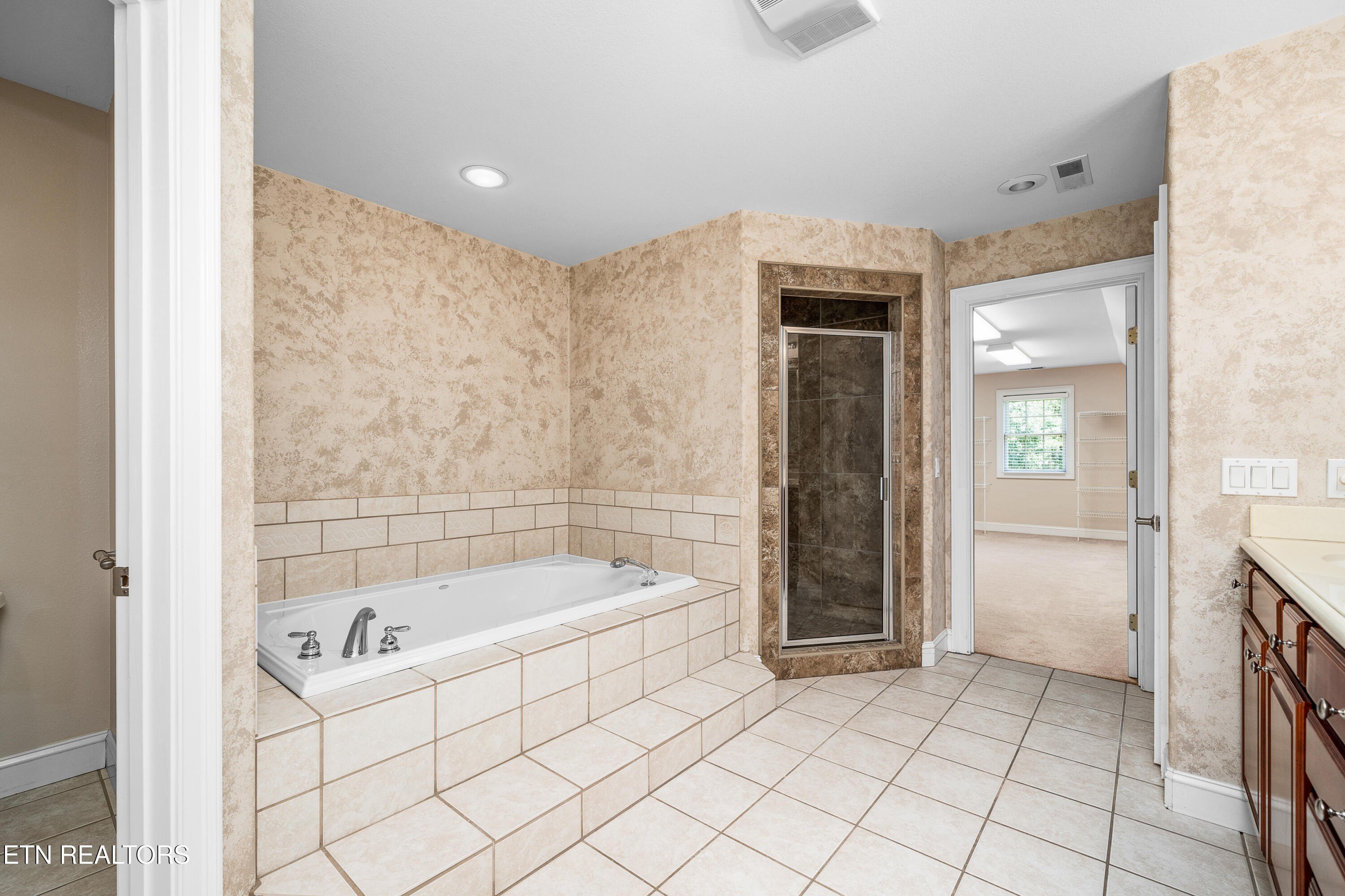 Crossville, Tennessee, 38555, United States, 5 Bedrooms Bedrooms, ,4 BathroomsBathrooms,Residential,For Sale,1990495