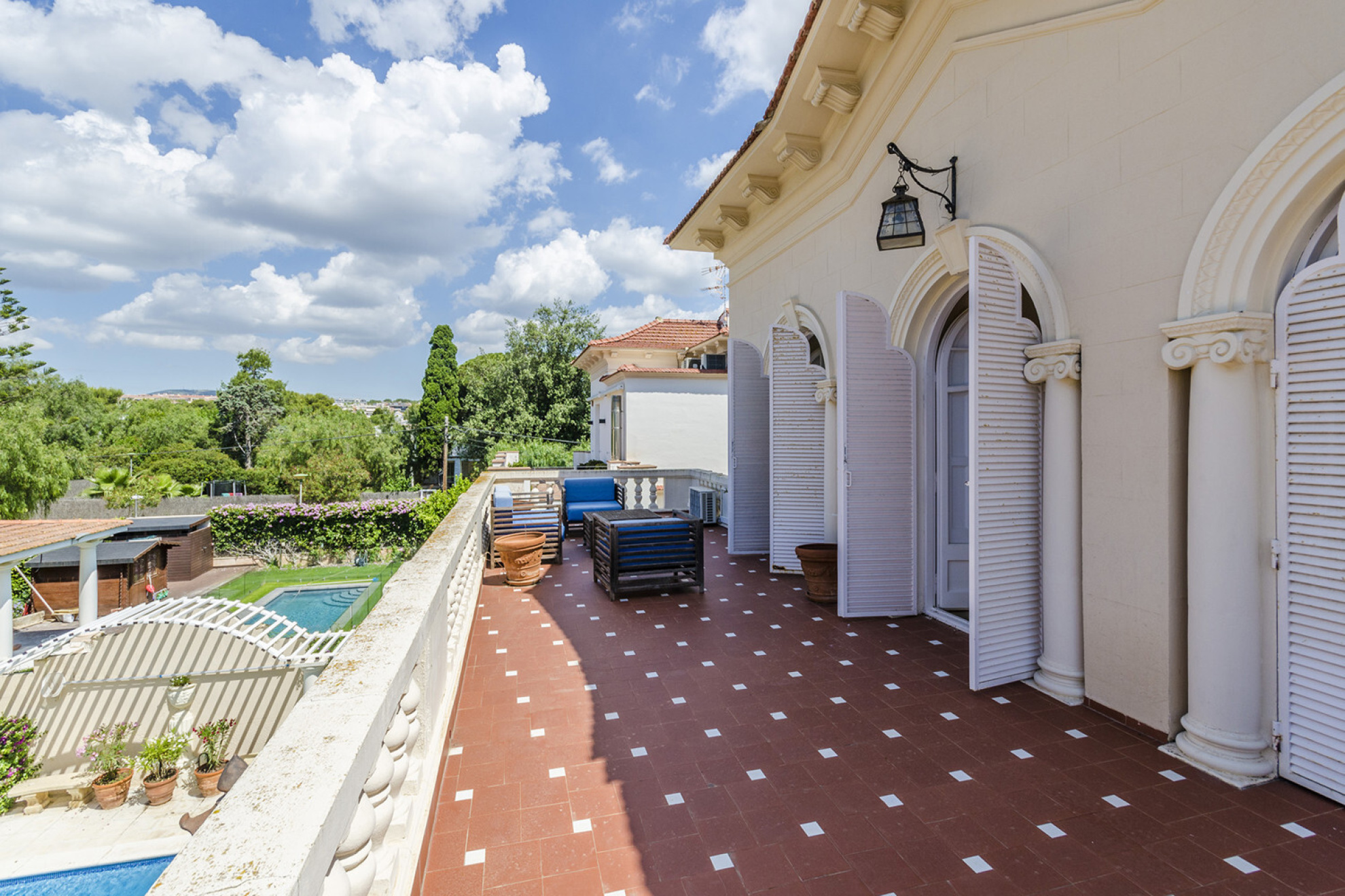  Elegant colonial style villa in Terramar, Sitges, in front of the sea. - 物件實景