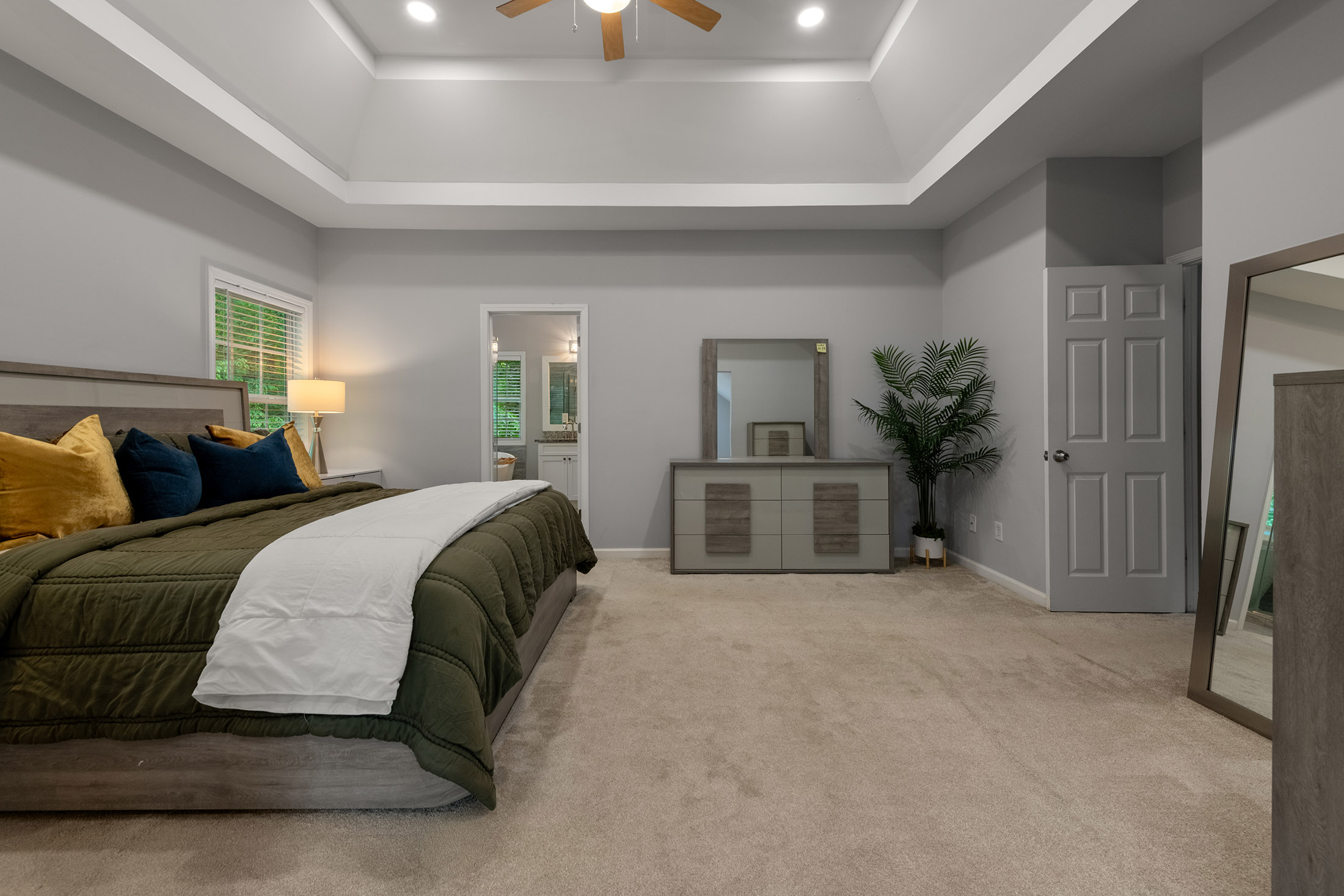  Bright Traditional with Custom Upgrades in Collier Heights - 物件實景
