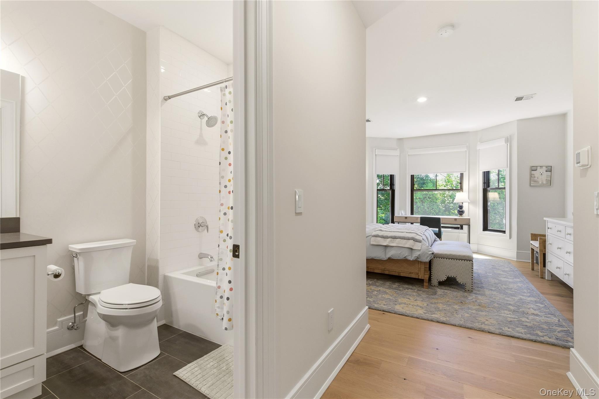  102 Three Ponds Lane E, Woodbury, NY, 11797 - 物件實景