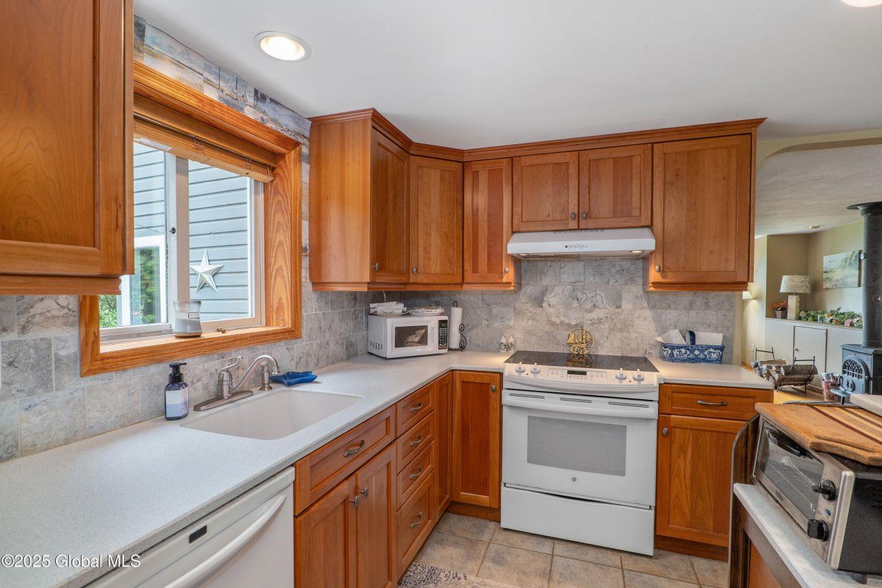 Gloversville, New York, 12078, United States, 2 Bedrooms Bedrooms, ,2 BathroomsBathrooms,Residential,For Sale,1828011