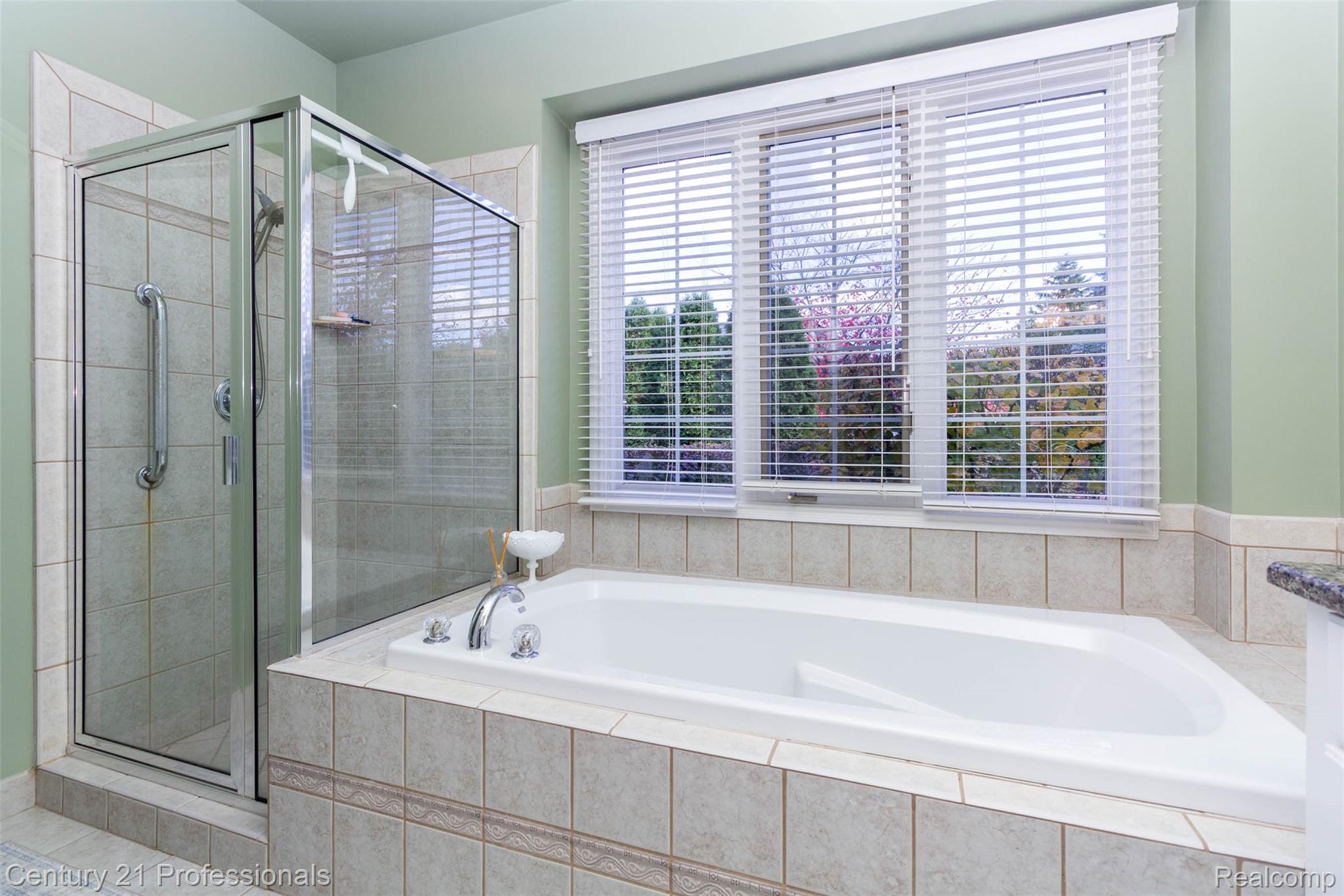 Troy, Michigan, 48098, United States, 2 Bedrooms Bedrooms, ,3 BathroomsBathrooms,Residential,For Sale,1979422