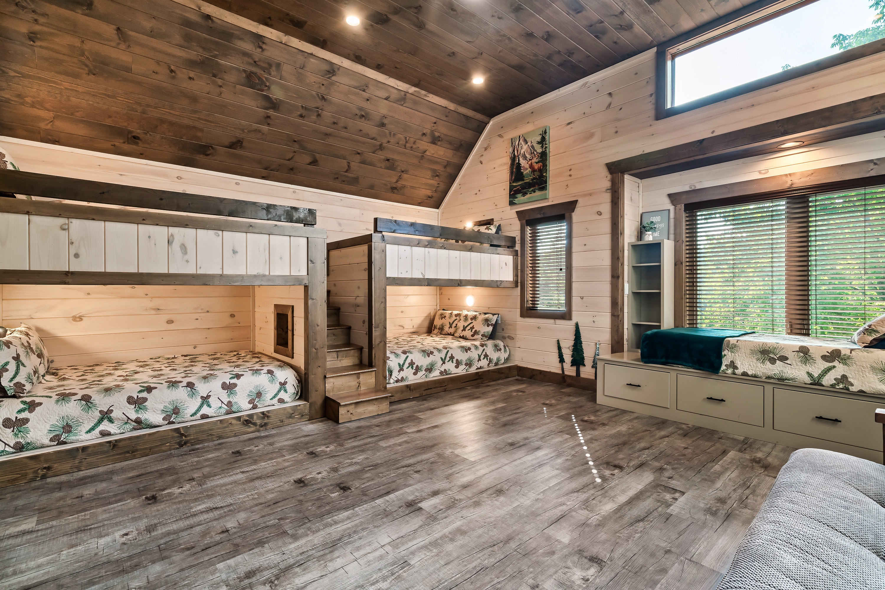 Pigeon Forge, Tennessee, 37862, United States, 4 Bedrooms Bedrooms, ,6 BathroomsBathrooms,Residential,For Sale,1921550