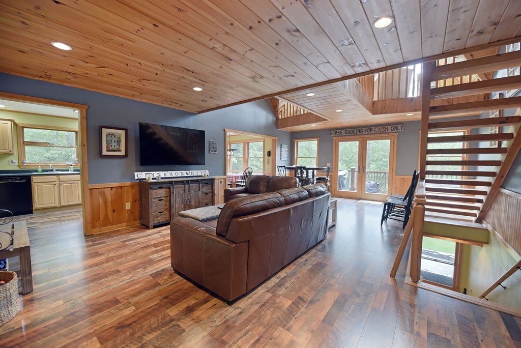 Blue Ridge, Georgia, 30513, United States, 4 Bedrooms Bedrooms, ,3 BathroomsBathrooms,Residential,For Sale,1889495